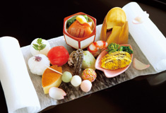 志摩の鮮魚と四季折々の旬の野菜が盛り込まれたひと皿