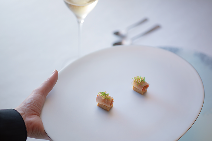 フランス料理「ブリアンス」がランチの営業を開始 やさしい光が広がる空間で本格コース料理を